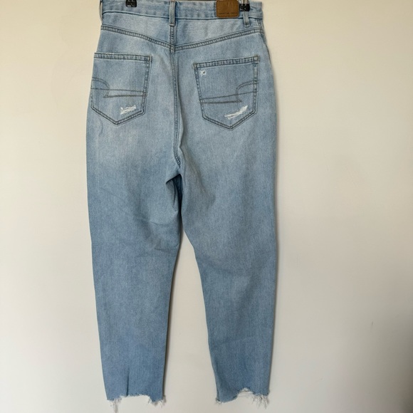 American Eagle Curvy Mom Jeans Light Wash Blue Distressed Raw Hem Ankle 6 Women - Picture 5 of 8